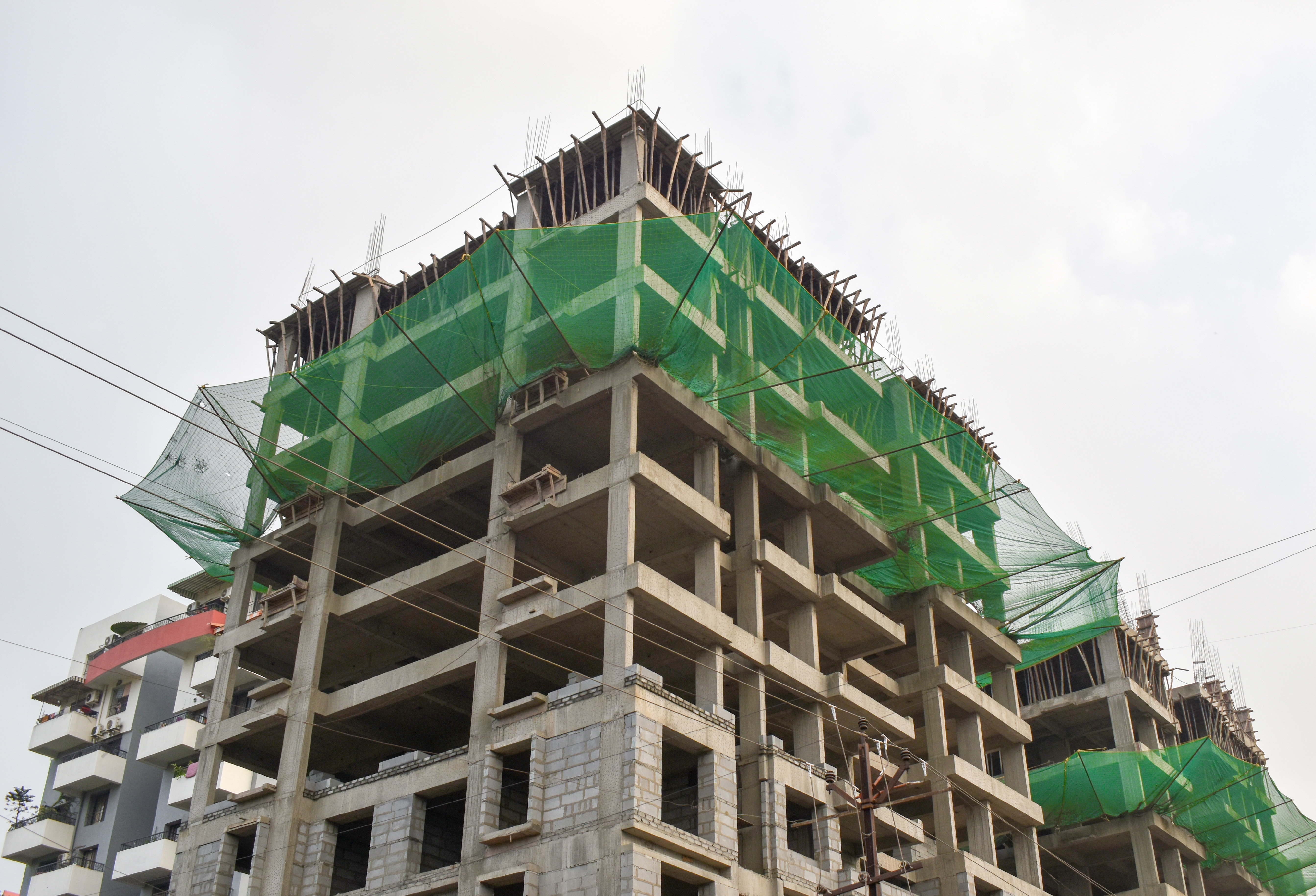 Construction safety nets installation